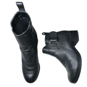 Clarks Mila Charm Black Pebbled Leather Side Zipper Pull Tab Bootie Size 10